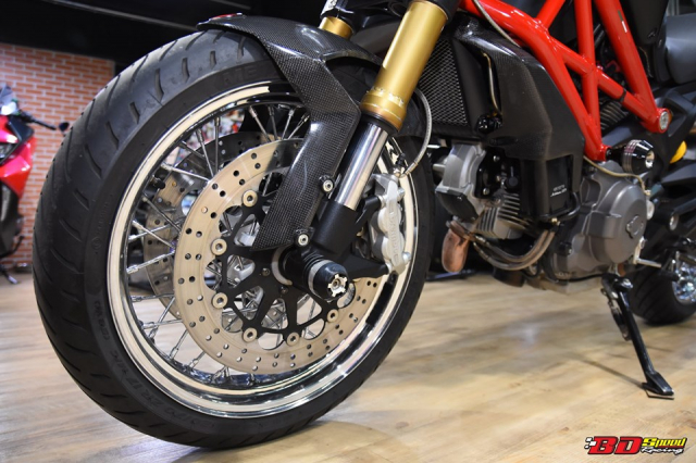 Ducati Monster 795 do dan chan banh cam doc nhat vo nhi - 3
