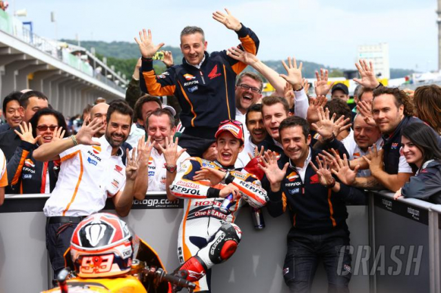 MotoGP 2019 Marquez duoc ki vong pha ki luc voi 10 chien thang lien tiep tai Sachsenring - 7