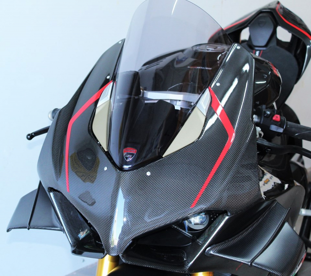 Can canh Quai vat Ducati Panigale V4 R trang bi full ao Carbon dep xuat sac