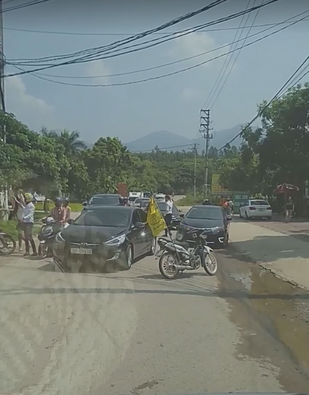 CLIP nhom Phuot chan xe cho doan qua o Vinh Phuc khien dan mang phan no - 3