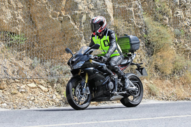 Triumph Daytona 765 2020 lo dien thu nghiem tren duong pho