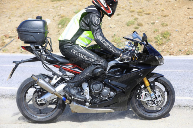 Triumph Daytona 765 2020 lo dien thu nghiem tren duong pho - 4
