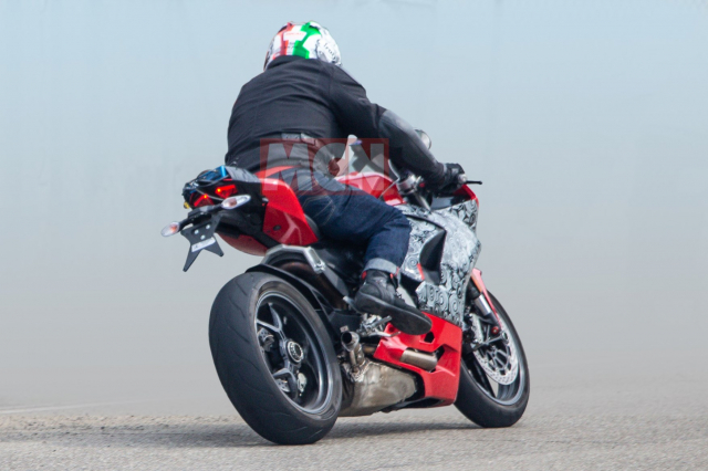 Video Can canh Ducati Panigale 959 2020 hoan toan moi khi dang cho do xang - 4