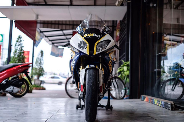 BMW S1000RR dien vua du ngau voi bo ao GOLDBET - 4