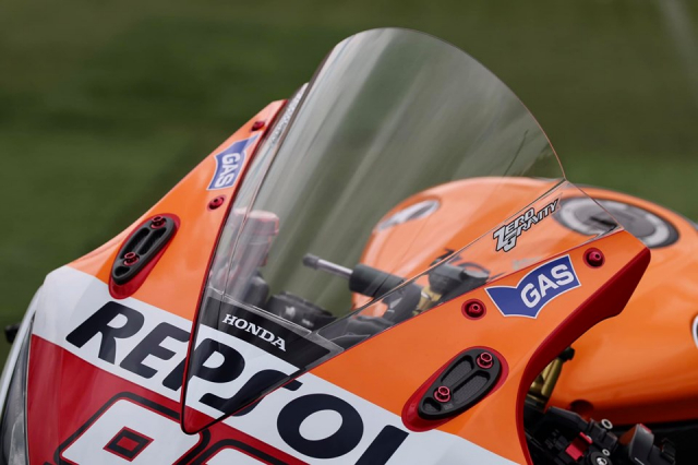 Honda CBR1000RR Repsol do an tuong voi dan chan vo doi - 4