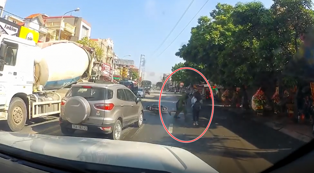 CLIP Tre trau khong doi non bao hiem lao xe vao CSTT nhan ngay ket dang - 4