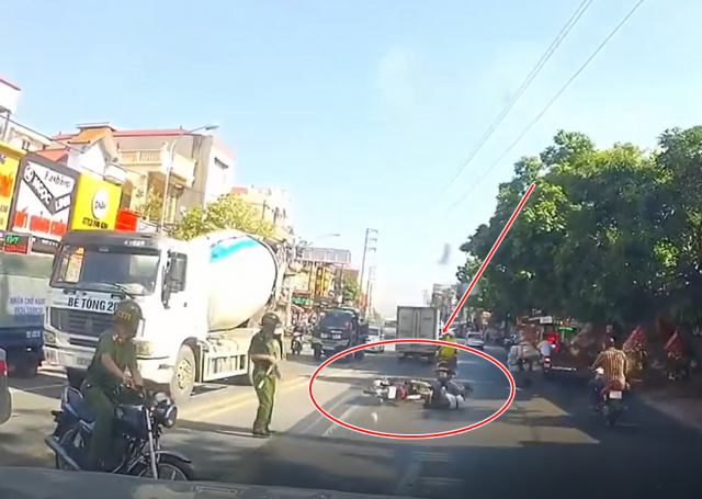 CLIP Tre trau khong doi non bao hiem lao xe vao CSTT nhan ngay ket dang - 3