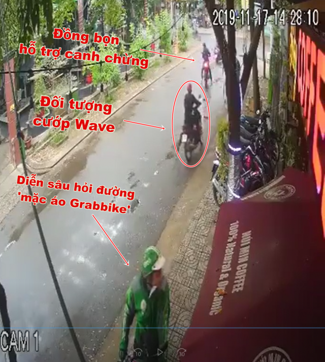 Clip 3 doi tuong chay Exciter gia dang GrabBike dan canh cuop Wave - 3