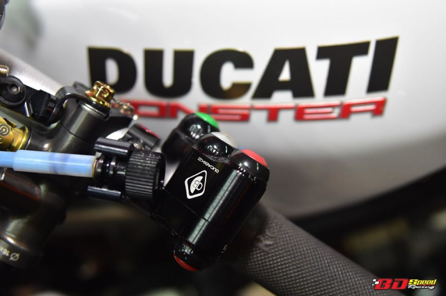 Ducati Monster 1200S do loi cuon trong than hinh trang treo - 7