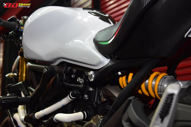 Ducati Monster 1200S do loi cuon trong than hinh trang treo - 17