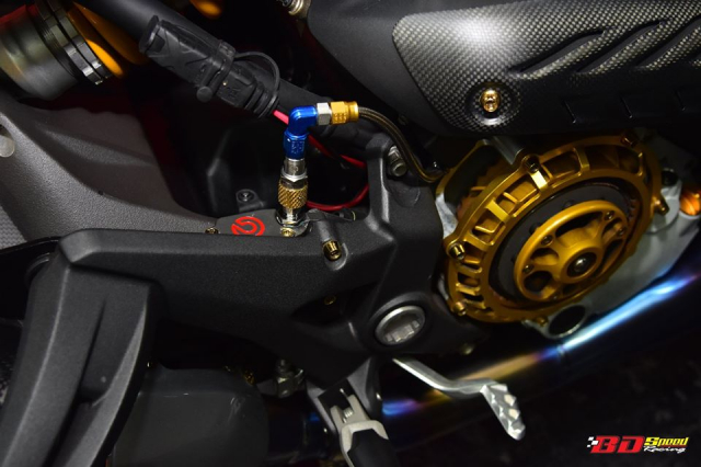 Ducati Monster 1200S do loi cuon trong than hinh trang treo - 19