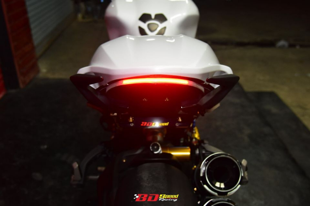 Ducati Monster 1200S do loi cuon trong than hinh trang treo - 27