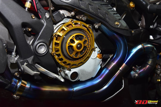 Ducati Monster 1200S do loi cuon trong than hinh trang treo - 20