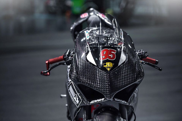 Ducati Panigale V4 do day gay can voi dien mao Full Carbon