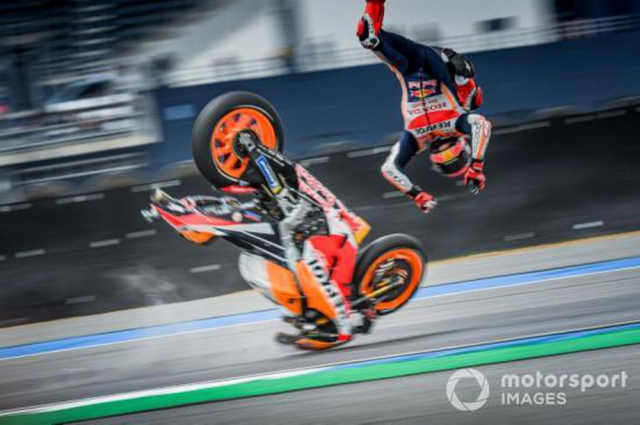 MotoGP 2019 Marc Marquez bat buoc phau thuat vai ben phai - 4