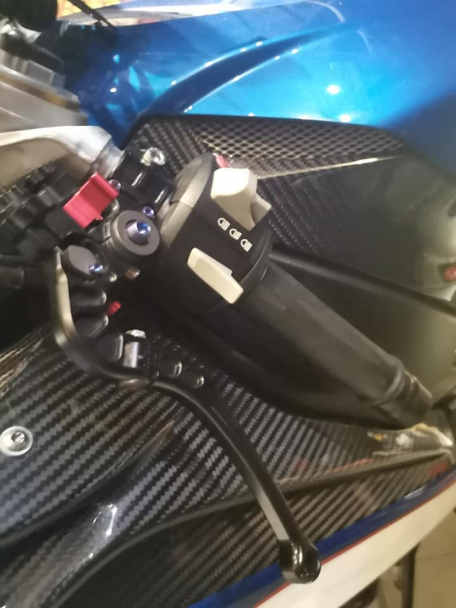 BMW S1000RR do bong bay trong dien mao full do choi - 4