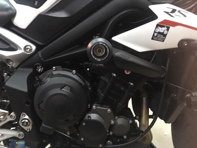 Can ban Triumph Street Triple Rs 2018 mau trang xe cuc dep vi a chu chi di cafe va giu xe cuc dep