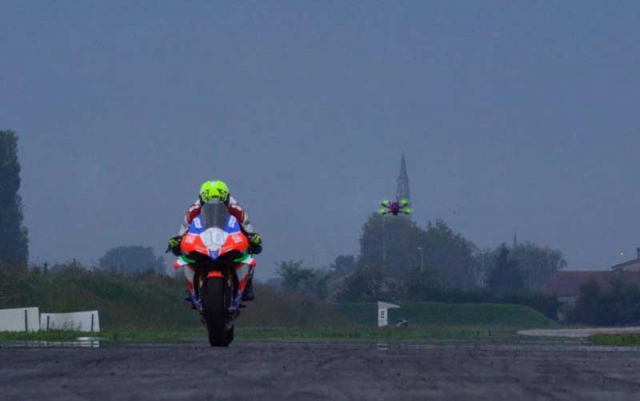 Dieu gi se xay ra khi Drone racing phai bay sau Ducati Panigale V4 R tren duong dua