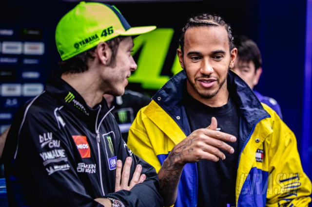 MotoGP 2019 Lewis Hamilton ruc ro trong thu nghiem MotoGP dau tien voi Rossi - 5