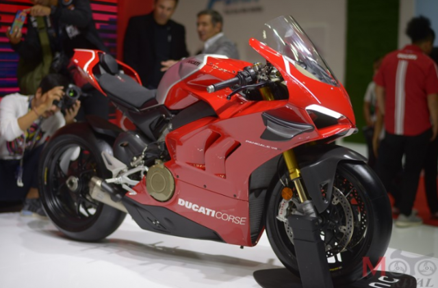 So sanh Honda CBR1000RRR SP vs Ducati Panigale V4 R 2 ke roi loan ngai vang WSBK - 9
