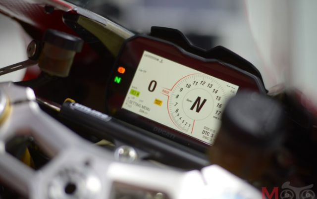 So sanh Honda CBR1000RRR SP vs Ducati Panigale V4 R 2 ke roi loan ngai vang WSBK - 12