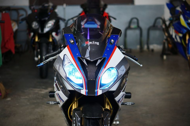 BMW S1000RR do day loi cuon trong dien mao HP4 Race