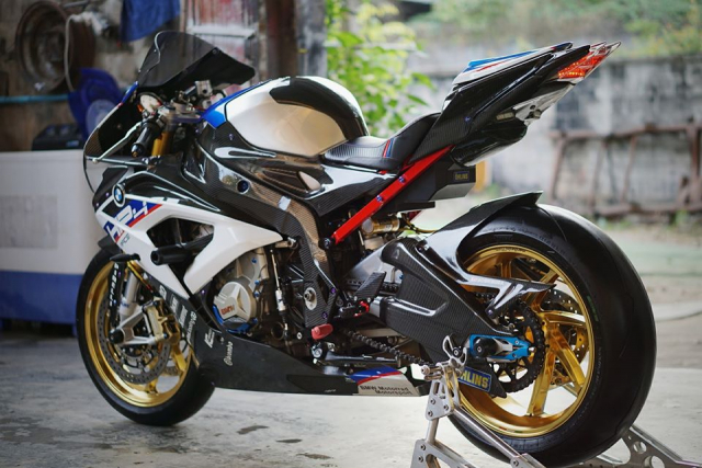 BMW S1000RR do day loi cuon trong dien mao HP4 Race - 7