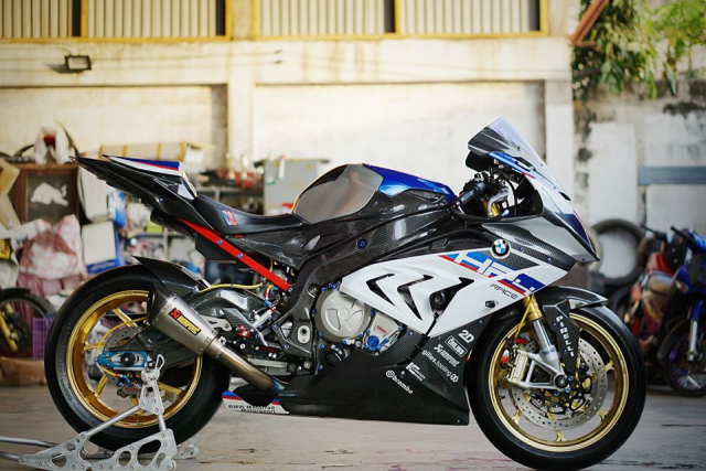 BMW S1000RR do day loi cuon trong dien mao HP4 Race - 5