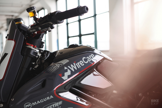 Ducati Hypermotard do phong cach Flat Tracker den tu Analog Motorcycle - 8