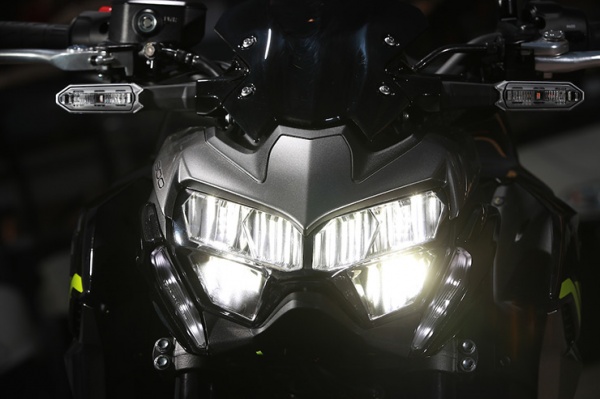 So sanh Yamaha MT09 vs Kawasaki Z900 2020 - 10