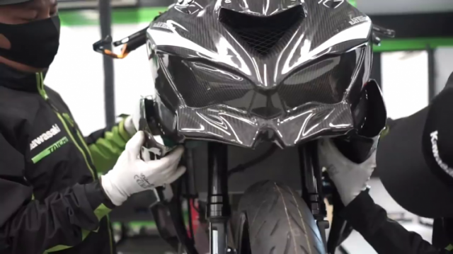 Video Kawasaki Ninja ZX25R duoc do theo phong cach duong dua - 4