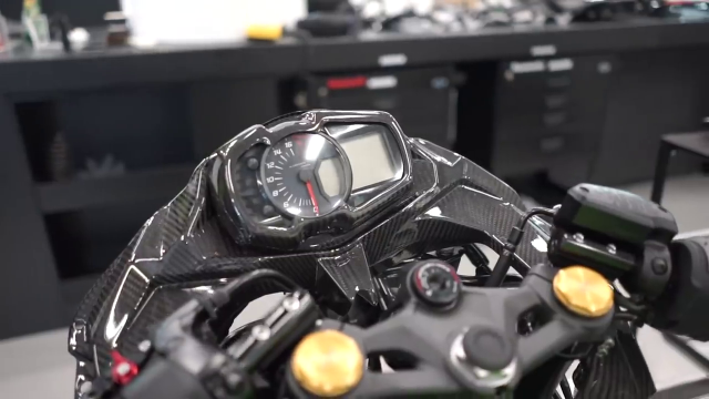 Video Kawasaki Ninja ZX25R duoc do theo phong cach duong dua - 5