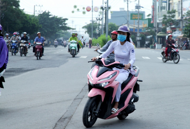Cach bang qua duong va cau chuyen dau long cua CBR650F vs Satria - 4