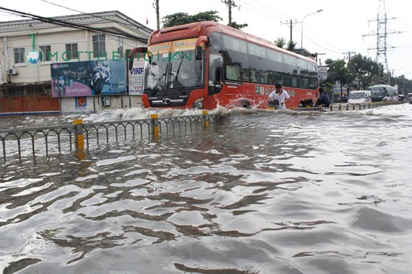 Cap nhat cac tuyen duong ngap nuoc o Sai Gon khi co MUA - 8