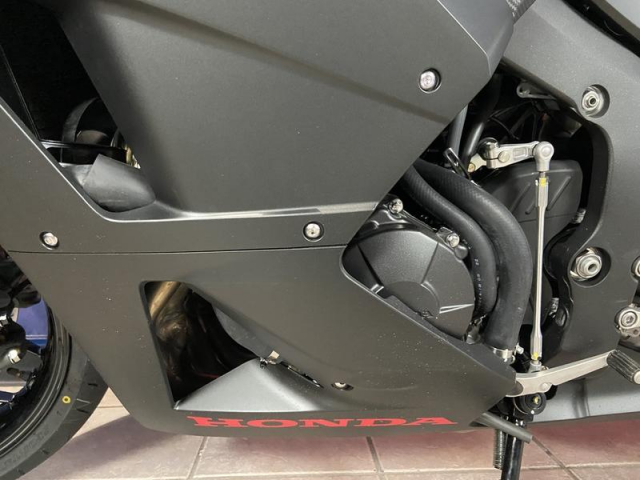 Honda CBR600RR 2019 den nguyen ban - 6