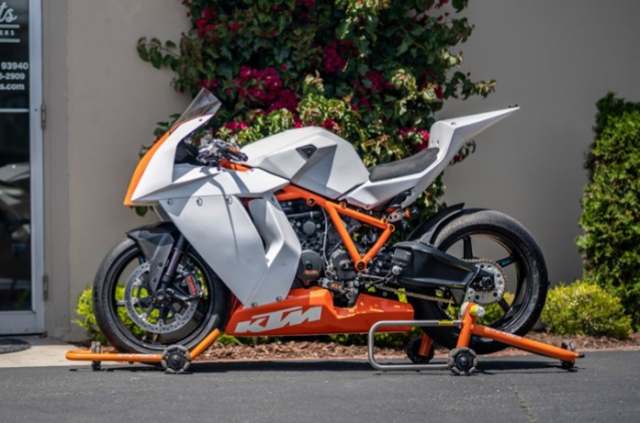 Phien ban dac biet KTM RC8R duoc mang ra dau gia - 4