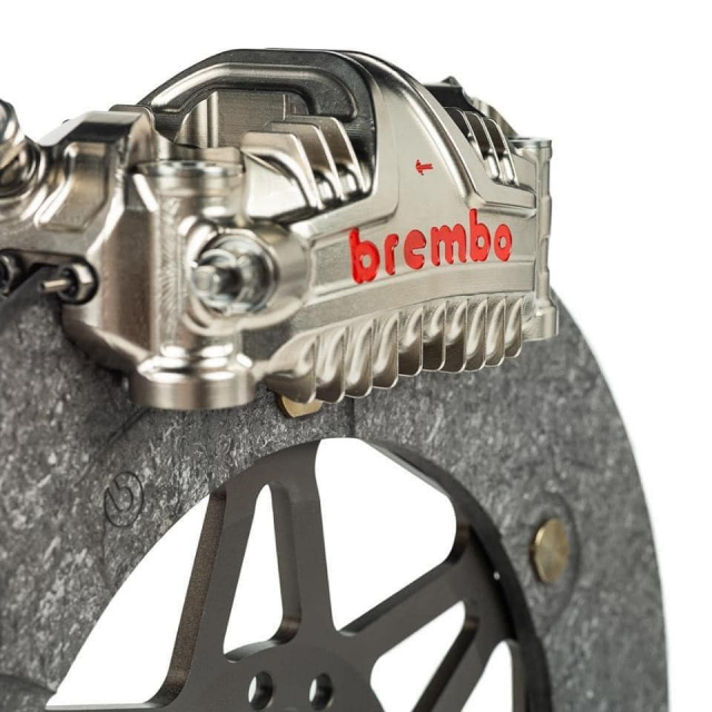 Can canh heo Brembo phien ban moi trong MotoGP - 4