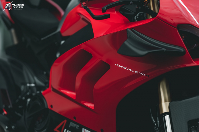 Ducati Panigale V4 S lua doi nguoi xem trong dien mao V4 R cuc chat - 4