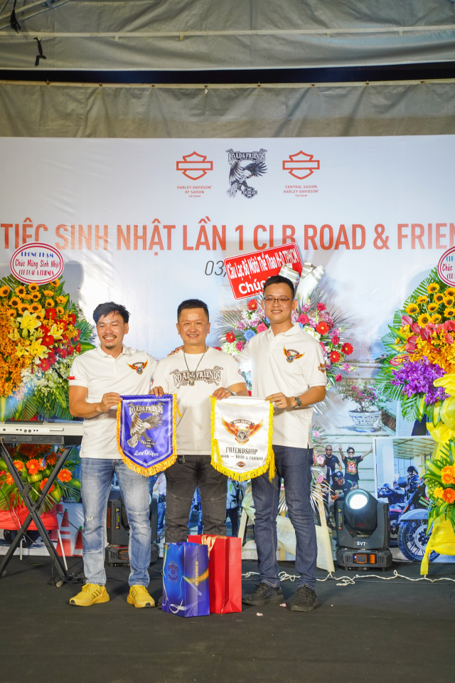 Soi dong cung buoi tiec sinh nhat lan 01 CLB Mo to Road Friends - 11