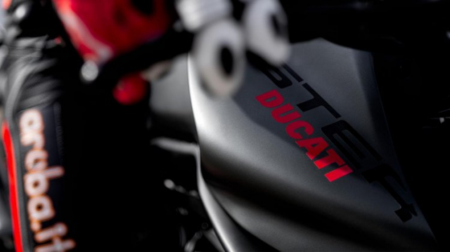 Ducati Monster 2021 lan dau tien lo dien mau xam mo