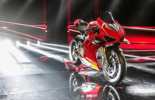 Ducati Panigale V4 R va BMW M1000RR tren ban can thong so - 9