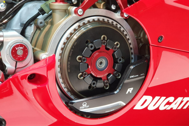 Ducati Panigale V4 R va Kawasaki Ninja ZX10RR 2021 tren ban can thong so - 8