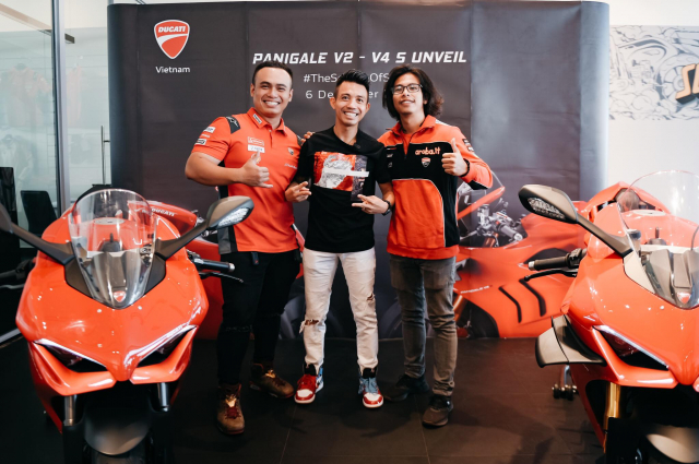 Minh Nhua xuat hien o buoi ra mat Panigale V2 va V4 S nhung chot mua ban cao cap hon - 4