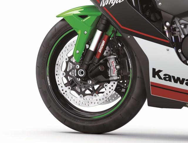 Ducati Panigale V4 R va Kawasaki Ninja ZX10RR 2021 tren ban can thong so - 9