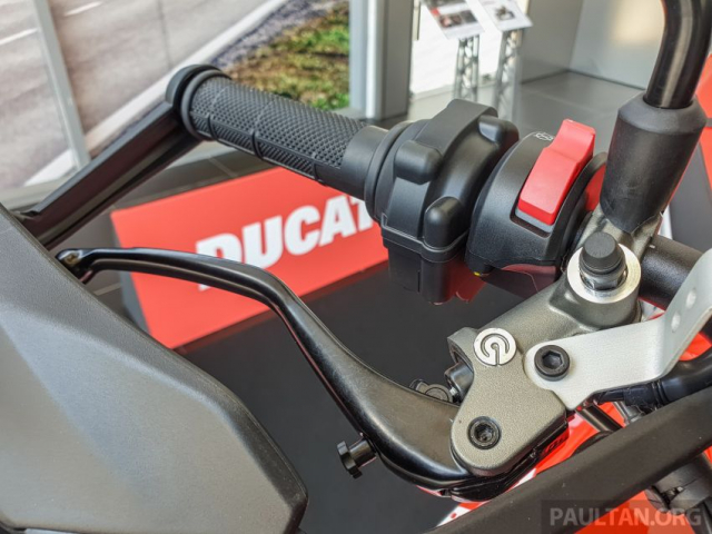 Ducati Hypermotard 950 RVE 2021 ra mat voi gia hon 450 trieu dong - 8