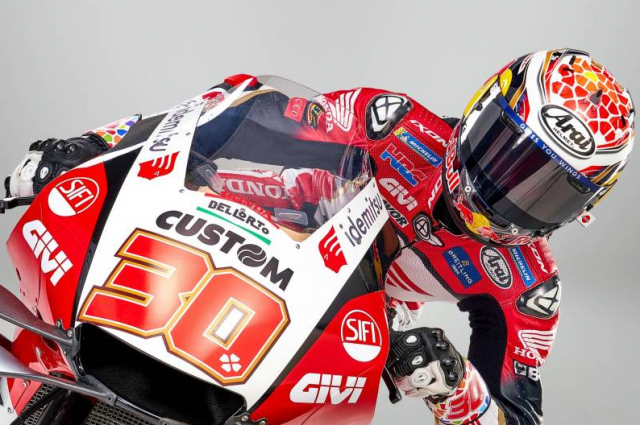 Alex Marquez trong mau ao LCR Honda MotoGP 2021 - 6