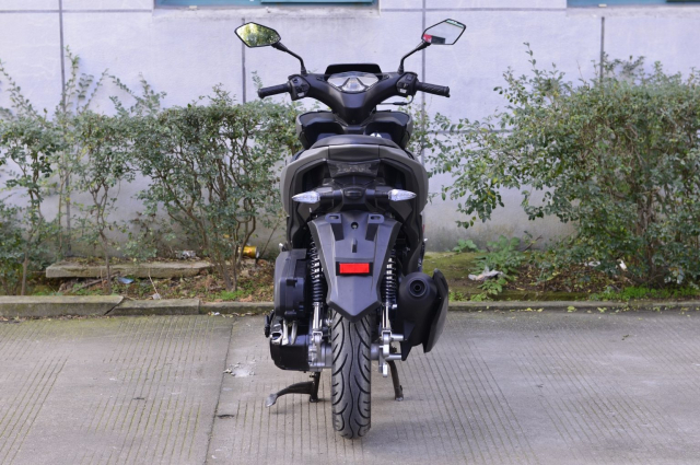 Rusi Rapid Ke dao nhai kieu dang cua Yamaha NVX - 5