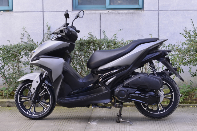 Rusi Rapid Ke dao nhai kieu dang cua Yamaha NVX - 7