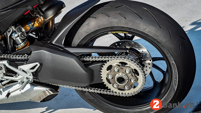 Triumph Speed Triple 1200 RS 2021 va Ducati Streetfighter V4 S tren ban can thong so - 10