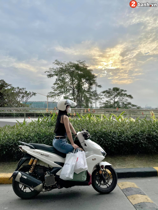 Chiec Air Blade do dep toi muc hoa ghen thua tham cua Bong hong 9X - 18